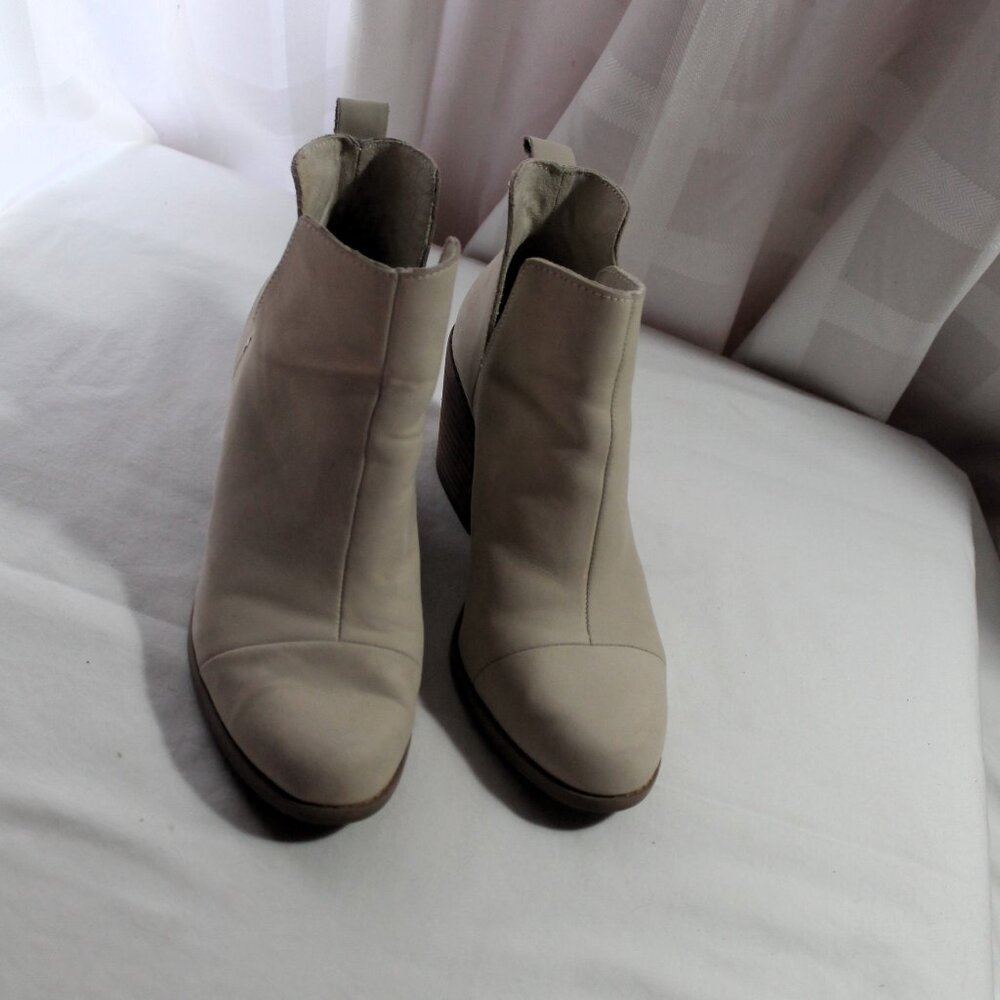 TOMS Everly Cutout Nubuck Leather Booties in Sand, 8 - Picture 3 of 9